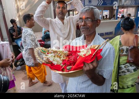 Kolkata, Bengale-Occidental, Inde - 15 avril 2019 : vieil homme transportant des idoles d'argile colorées de la Déesse Laxmi et du Seigneur Ganesh pour le culte, dans un seau en cuivre Banque D'Images