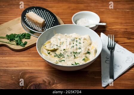 Raviolis aux champignons, Parmigiano, persil et basilic frais. Configuration de la table en bois. Gros plan Banque D'Images