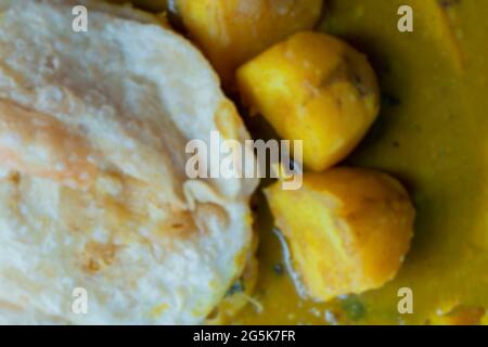 Image floue de kachori avec alur dom, célèbre plat bengali. Kochuri, kachori de kachauri est une collation épicée, des boulettes frites et généralement servi avec p Banque D'Images