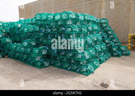 Des pots et des lignes sont prêts sur le quai pour être pris à bord d'un bateau de pêche. Les pots sont pour attraper des crabes et des homards. ------------- Ligne Tejner og Banque D'Images