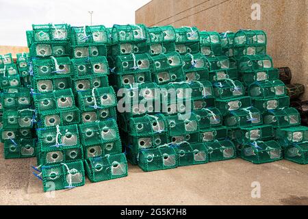 Des pots et des lignes sont prêts sur le quai pour être pris à bord d'un bateau de pêche. Les pots sont pour attraper des crabes et des homards. ------------- Ligne Tejner og Banque D'Images