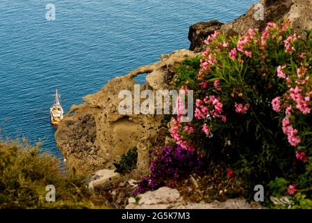 Une formation rocheuse naturelle sur l'île de Santorin au-dessus du bassin de la caldeira en Grèce. Banque D'Images