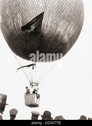 La troisième course de ballons Gordon Bennett à Berlin, en Allemagne. Après un travail de 1908 par un photographe anonyme. En 1906, James Gordon Bennett Jr., 1841 - 1918 ans, a financé la Gordon Bennett Cup en montgolfière, un événement encore tenu. Sportif, joueur de jeu et homme d'affaires, Bennett est également connu comme l'homme qui a financé le voyage de Stanley en Afrique pour localiser David Livingstone. Banque D'Images