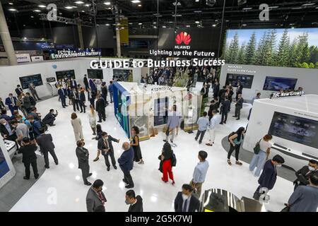 Barcelone, Espagne. 28 juin 2021. Les gens visitent le stand de la société chinoise Huawei lors du Mobile World Congress (MWC) au centre d'exposition Fira Gran via de Barcelone, Espagne, le 28 juin 2021. Le Mobile World Congress 2021 a débuté lundi à Barcelone. Credit: Zhang Cheng/Xinhua/Alay Live News Banque D'Images