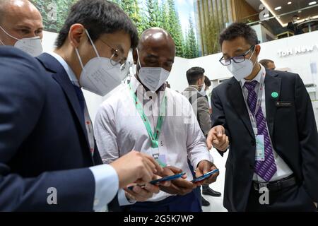 Barcelone, Espagne. 28 juin 2021. Les gens communiquent sur le stand de la société chinoise Huawei lors du Mobile World Congress (MWC) au centre d'exposition Barcelona FIRA Gran via à Barcelone, Espagne, le 28 juin 2021. Le Mobile World Congress 2021 a débuté lundi à Barcelone. Credit: Zhang Cheng/Xinhua/Alay Live News Banque D'Images