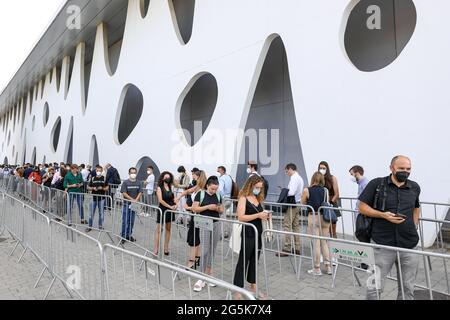 Barcelone, Espagne. 28 juin 2021. Les gens font la queue pour entrer dans le centre d'essai COVID-19 au centre d'exposition Fira Gran via de Barcelone, Espagne, le 28 juin 2021. Le Mobile World Congress 2021 a débuté lundi à Barcelone. Credit: Zhang Cheng/Xinhua/Alay Live News Banque D'Images