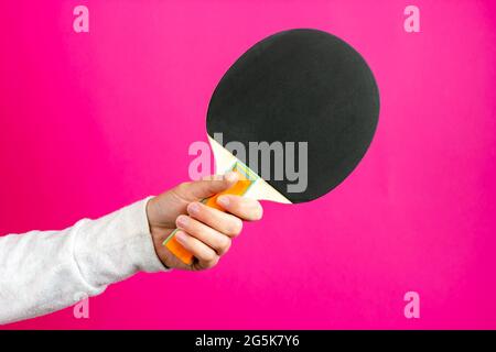 Raquettes de tennis de table. Une main femelle tient une raquette de ping-pong. Jeu de ping-pong. Banque D'Images