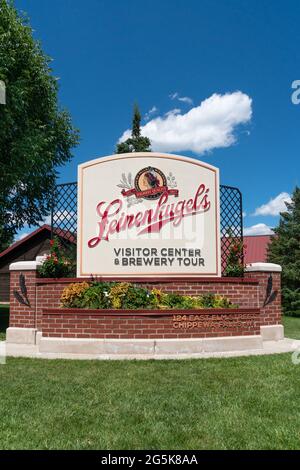 CHIPPEWA FALLS, WI,USA - 22 JUIN 2021 - Jacob Leinenkugel Brewing Company, centre des visiteurs et logo de marque. Banque D'Images