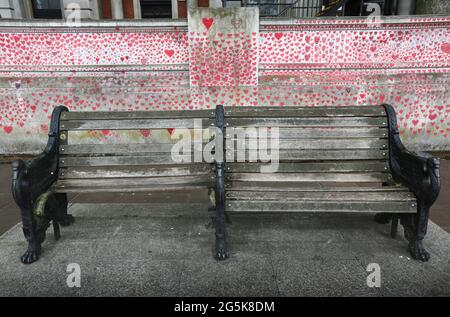 Londres, Royaume-Uni. 10 mai 2021. Vue des coeurs et des messages sur le mur national du Covid Memorial, sur le remblai du côté sud de la Tamise, en face du Parlement. Il rappelle à quel point la dernière année a été difficile pour beaucoup. Le mémorial continue d'évoluer - à l'origine, un coeur a été dessiné pour chacune des 150,000 personnes qui sont mortes au Royaume-Uni pendant la pandémie. Les membres du public continuent d'ajouter des coeurs et des messages personnels à mesure que le mémorial devient un élément de la vie à Londres. Crédit : Martin Pope/SOPA Images/ZUMA Wire/Alay Live News Banque D'Images
