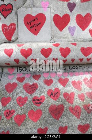 Londres, Royaume-Uni. 10 mai 2021. Vue des coeurs et des messages sur le mur national du Covid Memorial, sur le remblai du côté sud de la Tamise, en face du Parlement. Il rappelle à quel point la dernière année a été difficile pour beaucoup. Le mémorial continue d'évoluer - à l'origine, un coeur a été dessiné pour chacune des 150,000 personnes qui sont mortes au Royaume-Uni pendant la pandémie. Les membres du public continuent d'ajouter des coeurs et des messages personnels à mesure que le mémorial devient un élément de la vie à Londres. Crédit : Martin Pope/SOPA Images/ZUMA Wire/Alay Live News Banque D'Images