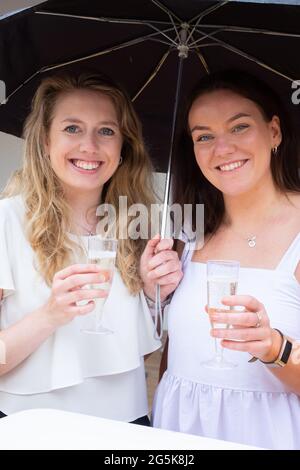 Wimbledon, Londres, Royaume-Uni. 28 juin 2021. Amis Rachael Dent (à gauche) et Niamh Donnachie de Clapham et Putney, passez une journée au All England Club le premier jour des Championnats 2021, Wimbledon, South West London. Date de la photo: Lundi 28 juin 2021. Crédit photo devrait se lire: Katie Collins/EMPICS/Alamy crédit: Katie Collins/Alamy Live News Banque D'Images