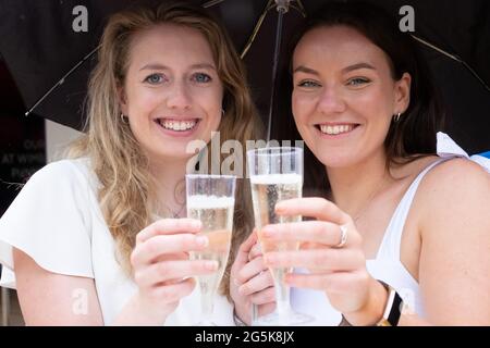 Wimbledon, Londres, Royaume-Uni. 28 juin 2021. Amis Rachael Dent (à gauche) et Niamh Donnachie de Clapham et Putney, passez une journée au All England Club le premier jour des Championnats 2021, Wimbledon, South West London. Date de la photo: Lundi 28 juin 2021. Crédit photo devrait se lire: Katie Collins/EMPICS/Alamy crédit: Katie Collins/Alamy Live News Banque D'Images