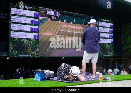 Wimbledon, Londres, Royaume-Uni. 28 juin 2021. Personnes photographiés sur Henman Hill au All England Club le premier jour des Championnats 2021, Wimbledon, South West London. Date de la photo: Lundi 28 juin 2021. Crédit photo devrait se lire: Katie Collins/EMPICS/Alamy crédit: Katie Collins/Alamy Live News Banque D'Images