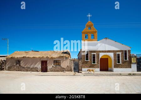 Petite église dans le village de Colchani en Bolivie. Colchani est une petite ville située au bord du plat de sel Salar de Uyuni - Amérique du Sud Banque D'Images