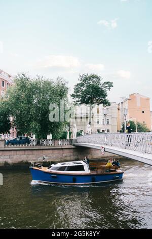 Pont des quatre Lions et bateau de plaisance avec touristes sur le canal Griboyedov. Banque D'Images