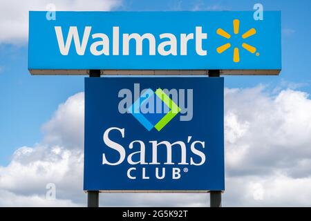 GREEN BAY, WI, États-Unis - 21 JUIN 2021 - panneau extérieur et logo de marque de commerce de Walmart et sam's Club. Banque D'Images