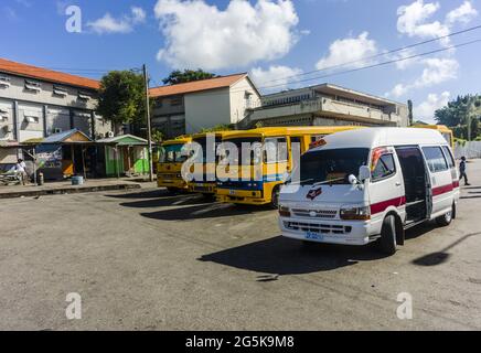 BRIDGETOWN, BARBADE - 17 DÉCEMBRE 2013 : divers bus jaunes et minibus stationnés au terminal de la rivière Constitution, dans la capitale de la Barbade Banque D'Images