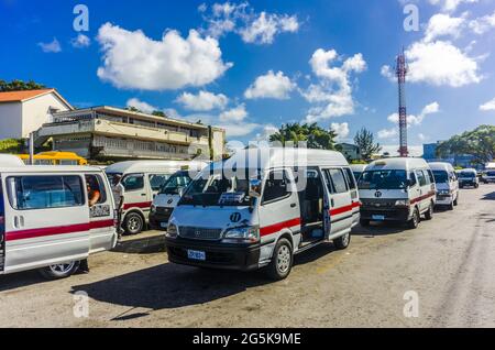 BRIDGETOWN, BARBADE - 17 DÉCEMBRE 2013 : divers minibus blancs stationnés au terminal de la rivière Constitution, dans la capitale de la Barbade, Bridgetown. Banque D'Images