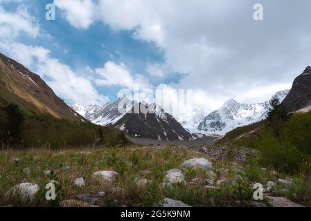 Chaîne de montagnes de Shaurtu d'une hauteur de 4352 mètres dans la réserve de Chebem de la république Kabardino-Balkarienne Banque D'Images
