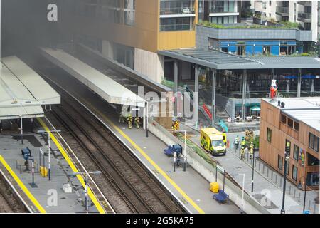La police et les services d'urgence vus d'en haut en action à un incendie à Elephant and Castle Banque D'Images