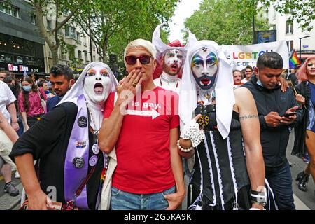 Paris, France. 27 juin 2021. Sœurs de l'indulgence perpétuelle vues lors de la Marche de la fierté gay à Paris. Des milliers de membres LGBT et leurs partisans ont participé à la Marche de la fierté gay à Paris pour célébrer le mois de la fierté. Crédit : SOPA Images Limited/Alamy Live News Banque D'Images