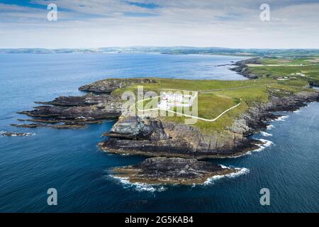 Vue aérienne du phare de Galley Head à Rathbarry près de Rosscarbery, comté de Cork, sur la côte sud de l'Irlande. Banque D'Images