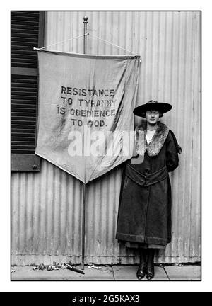 Les années 1900, LA FEMME VOTE INDIVIDUEL SOLITAIRE SUFFRAGETTE campagne militant tenant une bannière «résistance à la tyrannie est obéissance à Dieu» Harris & Ewing, photographe 1917 America USA Banque D'Images