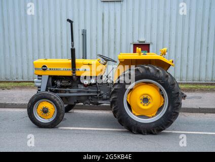 27 juin 2021 - Pocklington, East Yorkshire, Royaume-Uni - Beacon Young Farmers Club Tractor Run. Tracteur jaune Massey Ferguson stationné sans conducteur. Banque D'Images