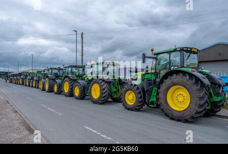 27 juin 2021 - Pocklington, East Yorkshire, Royaume-Uni - Beacon Young Farmers Club Tractor Run. Ligne de tracteurs John Deere verts garés. Banque D'Images