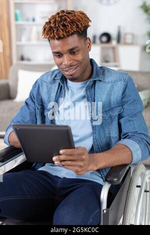 jeune homme d'affaires handicapé avec tablette numérique Banque D'Images