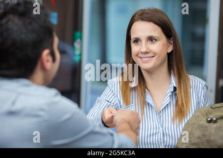 jeune femme attrayante avec opticienne Banque D'Images