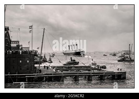 Arrivée RMS OLYMPIC 1911 mouillage foules remorqueurs bateaux New York Harbour USA bain News Service, éditeur 1911 bateau à vapeur jumeau à RMS Titanic White Star Line four Funnel Transatlantic bateau à vapeur de luxe Ocean liner 1900 Banque D'Images