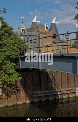 Vue sur les maisons traditionnelles d'oast converties par le canal de la rivière Lee au Three Mills film Studio à Bow, est de Londres, Angleterre, Royaume-Uni Banque D'Images