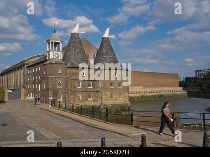 Vue sur les maisons traditionnelles d'oast converties par le canal de la rivière Lee au Three Mills film Studio à Bow, est de Londres, Angleterre, Royaume-Uni Banque D'Images