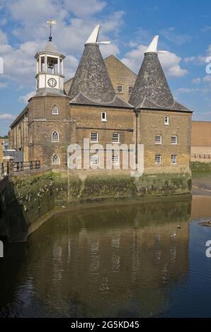 Vue sur les maisons traditionnelles d'oast converties par le canal de la rivière Lee au Three Mills film Studio à Bow, est de Londres, Angleterre, Royaume-Uni Banque D'Images