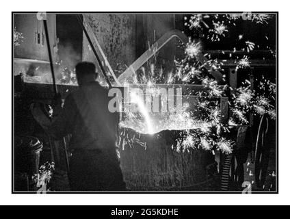 WW2 Steel production USA Tapping d'un four à la fonderie de la Farrell-Binmingham Company, Ansonia, Connecticut Jack Delano photographe [1940 nov.] États-Unis--Connecticut--Ansonia occupation de la Seconde Guerre mondiale effort de guerre à la maison Banque D'Images