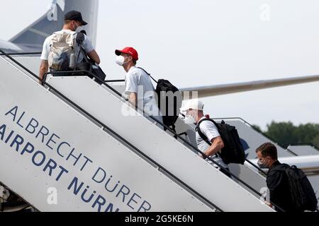 Nuremberg, Allemagne. 28 juin 2021. Football: Championnat d'Europe, Round de 16, avant le match Angleterre - Allemagne, départ de l'équipe nationale de l'aéroport Albrecht Dürer de Nuremberg. Les joueurs Thomas Müller (2e à partir de la gauche) et Robin Gosens (3e à partir de la gauche) et Oliver Bierhoff (r), directeur des équipes nationales et de l'Académie, marchent jusqu'à l'escalier de l'avion. Credit: Daniel Karmann/dpa/Alay Live News Banque D'Images