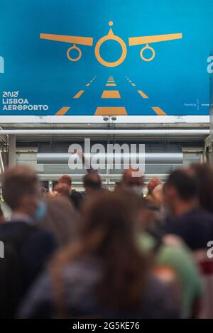 Lissabon, Portugal. 05 février 2021. Les gens font la queue à l'aéroport dans le contexte de la pandémie de Corona devant de nouveaux contrôles pour les voyageurs qui entrent en vigueur. Compte tenu de l'augmentation du nombre d'infections à Corona de la variété delta, la police fédérale effectuera des contrôles spéciaux à l'aéroport de Francfort pour les voyageurs en provenance du Portugal à partir de 29.06.2021. Credit: Paulo Mumia/dpa/Alay Live News Banque D'Images