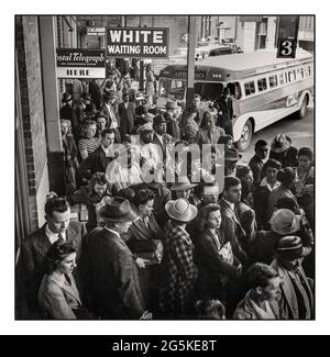 Ségrégation raciale raciste USA signes de voyage "blanc/coloré" à la gare routière pendant la deuxième Guerre mondiale "SALLE D'ATTENTE BLANCHE" UN bus Greyhound signes de ségrégation raciale raciste à la gare routière de Louisville, Kentucky, à Little Rock Arkansas aux terminaux. Des foules de Caucasiens à l'avant attendent un bus à la gare de Memphis avec des panneaux de séparation ci-dessus. Esther Bubley, photographe de la Seconde Guerre mondiale 1943 sept Banque D'Images