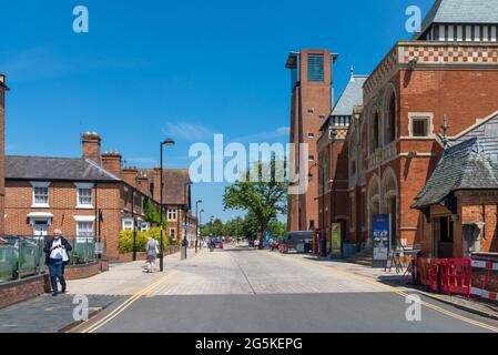 Vue sur Waterside à Stratford-upon-Avon, Warwickshire, y compris le Royal Shakespeare Theatre Banque D'Images