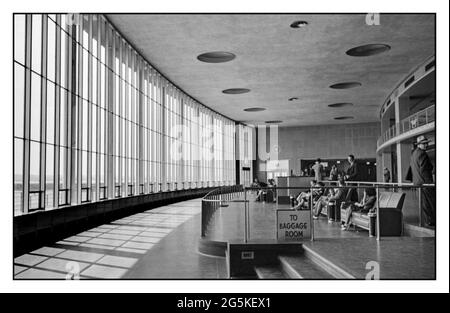 Archive du terminal de l'aéroport Concourse intérieur lumineux moderne des années 1940 dans la salle d'attente principale de l'aéroport municipal de Washington DC États-Unis Jack Delano photographe LOC War Administration WW2 1941 juillet. - États-Unis--District de Columbia--Washington (D.C.) Banque D'Images