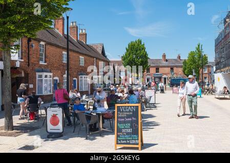 Visiteurs marchant sur Henley Street à Stratford-upon-Avon, Warwickshire Banque D'Images