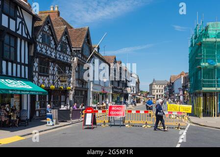 High Street à Stratford-upon-Avon, Warwickshire est fermé à la circulation pour la distance sociale et des places assises en plein air pour les cafés et les restaurants Banque D'Images