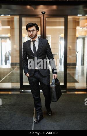 Portrait vertical complet d'un homme d'affaires du Moyen-Orient qui a réussi à entrer dans le hall de l'hôtel lors d'un voyage d'affaires Banque D'Images