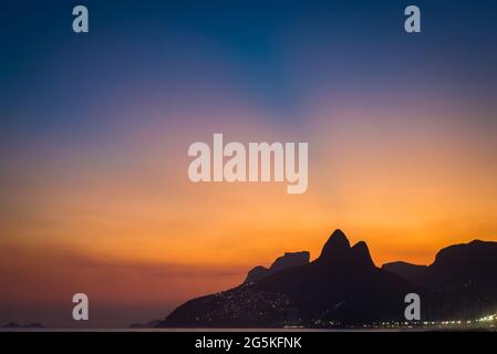 Coucher de soleil sur la plage d'Ipanema à Rio de Janeiro, Brésil Banque D'Images