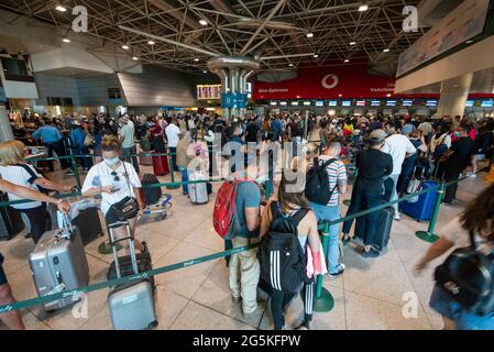 Lissabon, Portugal. 05 février 2021. Les gens font la queue à l'aéroport dans le contexte de la pandémie de Corona devant de nouveaux contrôles pour les voyageurs qui entrent en vigueur. Compte tenu de l'augmentation du nombre d'infections à Corona de la variété delta, la police fédérale effectuera des contrôles spéciaux à l'aéroport de Francfort pour les voyageurs en provenance du Portugal à partir de 29.06.2021. Credit: Paulo Mumia/dpa/Alay Live News Banque D'Images