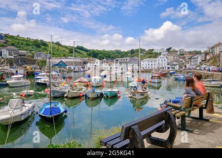 Visiteurs appréciant Mevagissey à Cornwall Banque D'Images