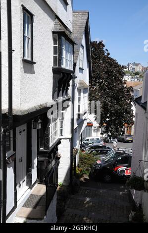 Au-dessus du South Embankment de Dartmouth se trouvent un certain nombre de rues étroites et abruptes et de vols de marches. Le quartier est principalement résidentiel et touristique gratuit. Banque D'Images
