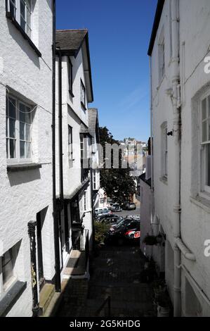 Au-dessus du South Embankment de Dartmouth se trouvent un certain nombre de rues étroites et abruptes et de vols de marches. Le quartier est principalement résidentiel et touristique gratuit. Banque D'Images