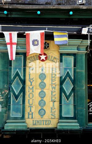 Vieux carreaux de céramique des brasseries de Plymouth, faisant la publicité de leur Star ALE, sur le mur extérieur du Dolphin Inn dans la ville de Devon à Dartmouth. Banque D'Images